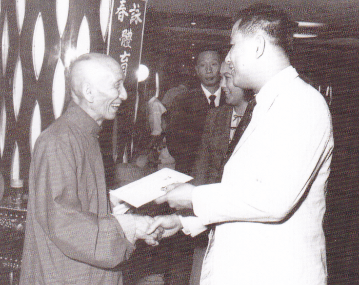 Ip Man and his student Detective Tang Sang. In the final years of his life Ip Man began to teach Wing Chun in a detectives club in Hong Kong. Detective, Tang Sang, an important and controversial figure became his student. Tang Sang helped to create the Hong Kong Chinese Kung Fu Association which sought to both promote the martial arts and improve their image among the general populace.