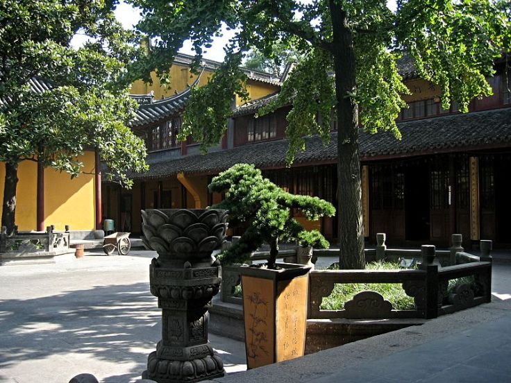 An interior courtyard of Longhua Temple in Shanghai, China. During 1927 the Right wing of the Nationalist party executed suspected communists from across Shanghai at this temple. Source: Wikimedia.