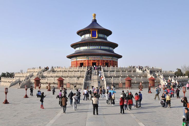 Tourists visit The Hall of Prayer for Good Harvest at the Temple of Heaven in Beijing. April，2010. Source: Wikimedia.