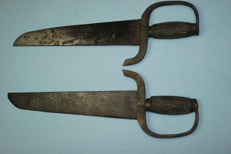 These hudiedaos have thick brass grips, a wider blade better suited for chopping and a strong hatchet point. Their total length is just over 60 cm. This was the most commonly produced type of “butterfly sword” during the middle of the 19th century. Photo courtesy of http://www.swordsantiqueweapons.com.
