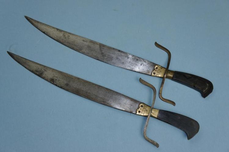 Another set of Hudieda exhibiting different styling. An S-guard is used on these swords, which are more common on Chinese weapons. These knives are 45 cm long and are both shorter and lighter than some of the preceding examples. Photo courtesy of http://www.swordsantiqueweapons.com