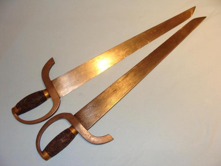 These hudiedaos have thick brass grips, a wider blade better suited for chopping and a strong hatchet point. Their total length is just over 60 cm. This was the most commonly produced type of “butterfly sword” during the middle of the 19th century. Photo courtesy of http://www.swordsantiqueweapons.com.