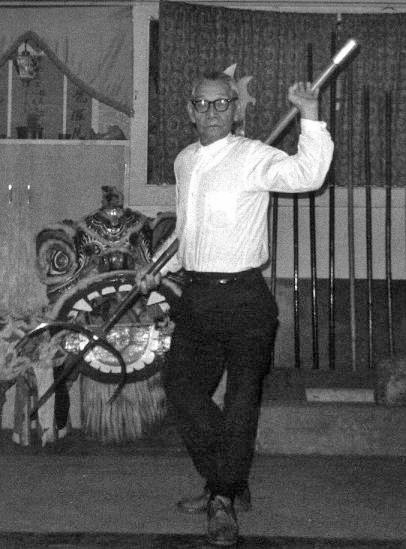 Lau Bun demonstrates the use of the Tiger Fork in the late 1960s. Source: http://plumblossom.net/ChoyLiFut/laubun.html