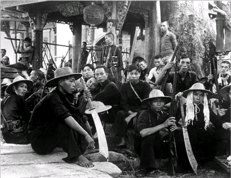 A Chinese guerrilla team armed with rifles and dadaos near Guangzhou in 1941.  Source: Vintage War photograph, Everett Collection. 
