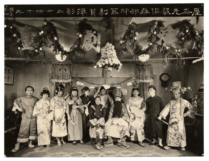 An amature Cantonese Opera group (all male) in Oakland, 1924.  Note that the singer on the far left carries a set of older hudiedao with interestingly shaped blades.