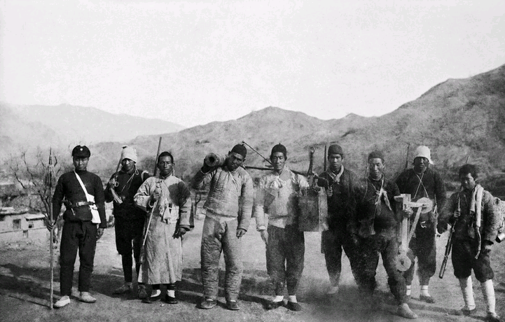 Militiamen with homemade weapons head to the front.  Photograph by Sha Fei, 1938-1940.