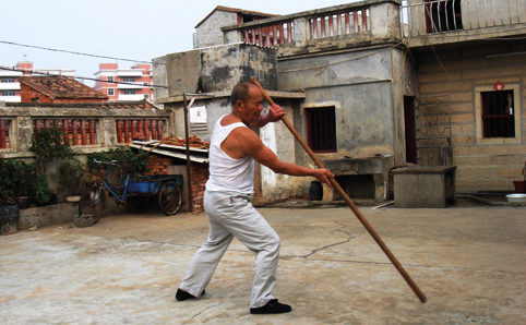 Sugong demonstrates a pole form.