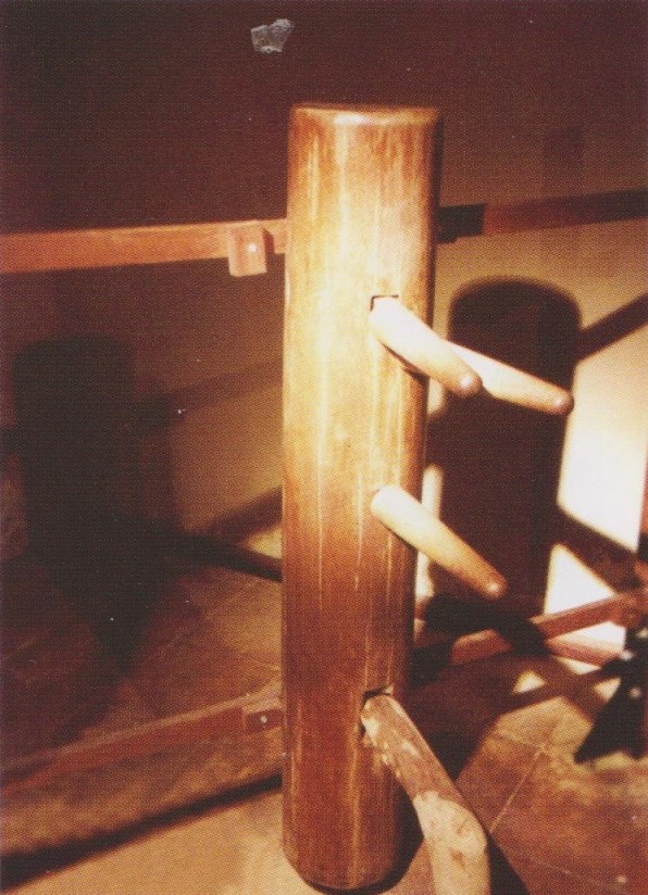 Fung Sheks first dummy, owned by Ip Man, now on display at the Ip Man Tong in Foshan. Source: Ip Ching and Ron Heimberger. Mook Yan Jong Sum Fat. 2004.