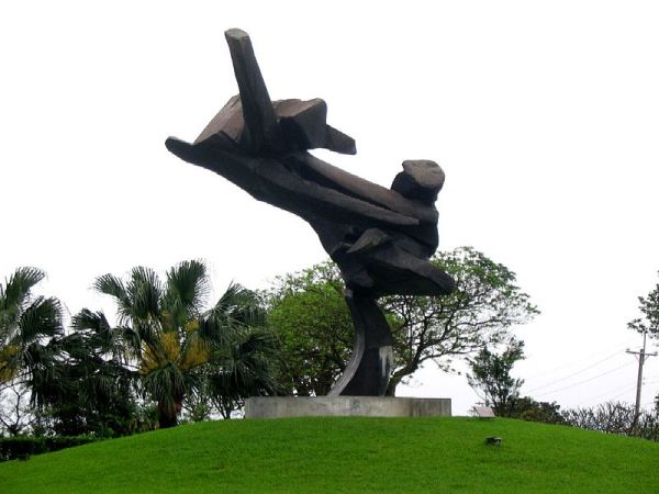Ju Ming Tai Chi sculpture in Jinshan, Taipei.  Source: by Allen Timothy Chang at Wikimedia.