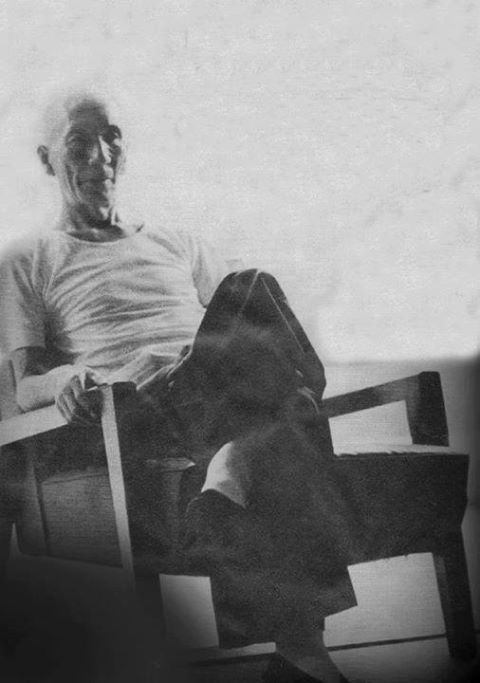 Ip Man relaxing in his apartment. Source: Ip Ching's collection.