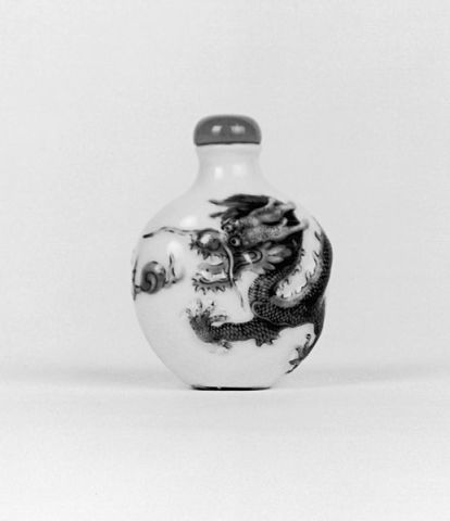 Chinese snuff bottle with dragon. Qing dynasty, 1820-1850. Walters Art Museum. Source: Wikimedia.