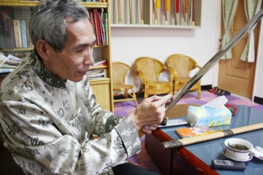 Chen Shih-Tsung examines a blade that he made.  Source: http://www.theepochtimes.com