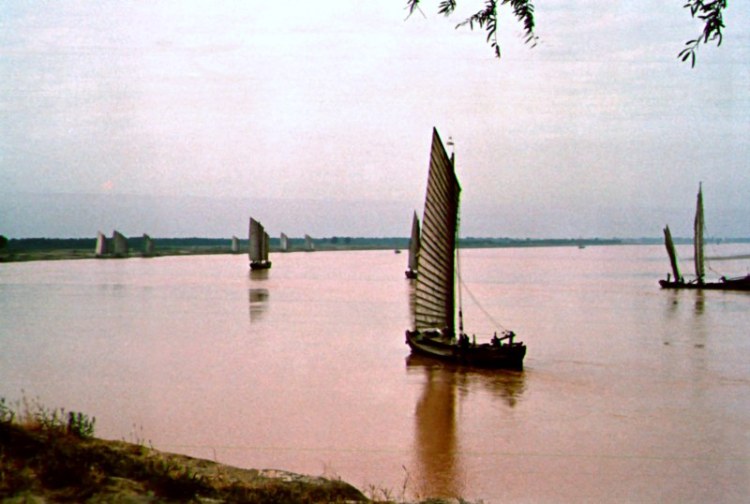 Boats on the Yellow River in Shandong.  Source: Vintage Postcard.