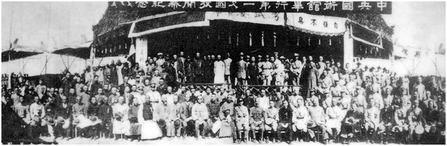 A group photo of organizers and athletes at the 1928 National Guoshu Examination.