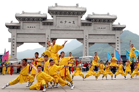 A group of Shaolin martial art practitioners perform for tourists in front of Shaolin Temple in Zhengzhou in September this year.  Source: Wantchinatimes.com