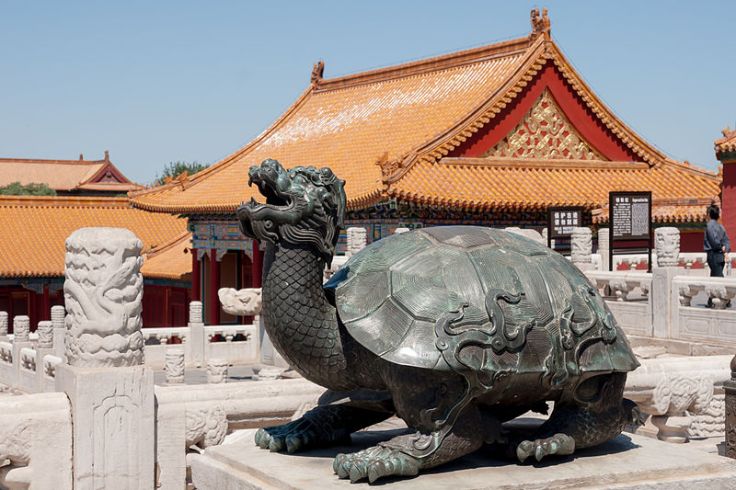 Large Bronze Tortoise in the Forbidden City, Beijing.  Source: Photo by CEphoto. Uwe Aranas.  CC-BY-SA-3.0