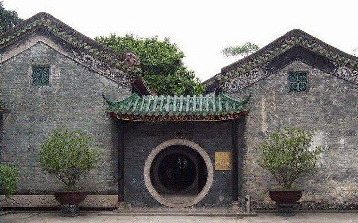 A doorway in the famed Liang Yuan garden of Foshan.  Source: Wikimedia.