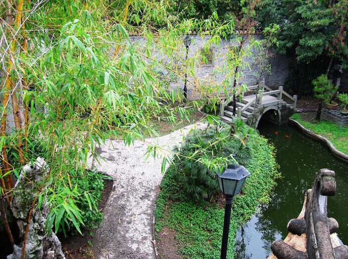 A water feature in the Liang Yuan Gardens.  Source: Wikimedia (CC).