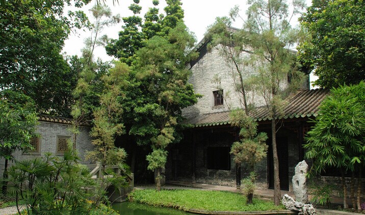 Another structure in the Liang Yuan Garden.  Source: Wikimedia (cc).