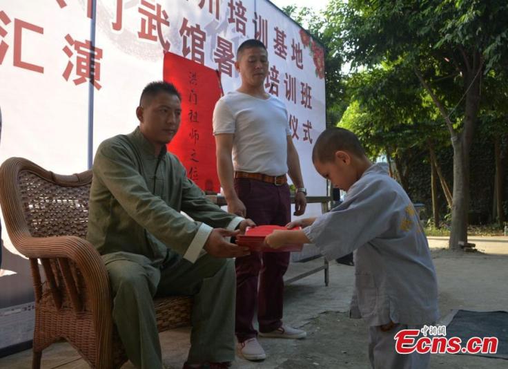 A new student being accepted as a disciple in Chengdu. Source: http://www.ecns.cn