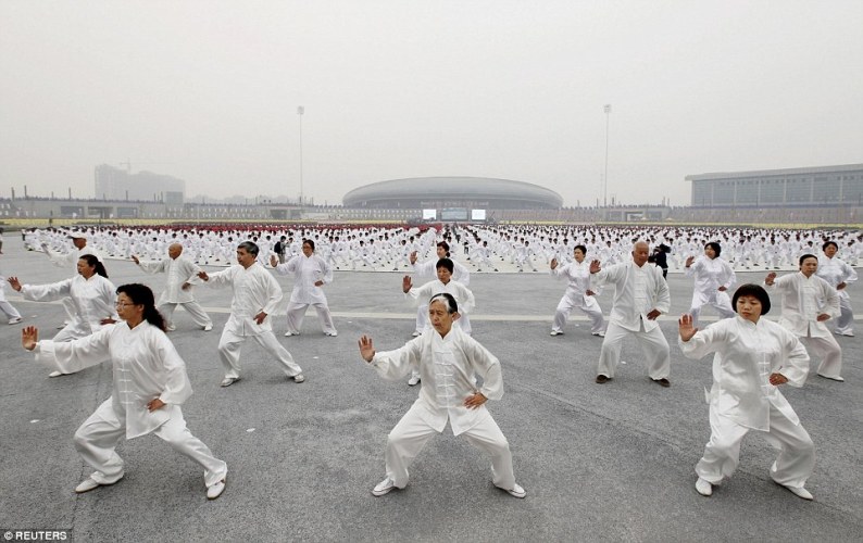 Taijiquan practitioners attempting to set a new record. Source: dailymail.co.uk 