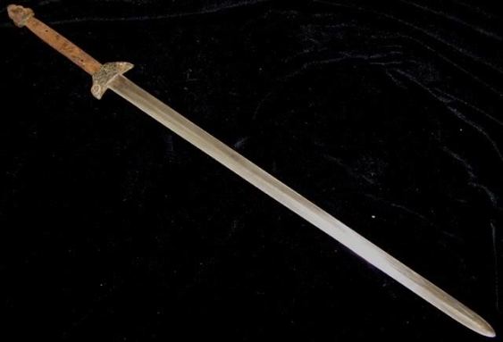 An interesting example of a "village made" shuang shou jian.  Source: http://forum.grtc.org/viewtopic.php?t=893