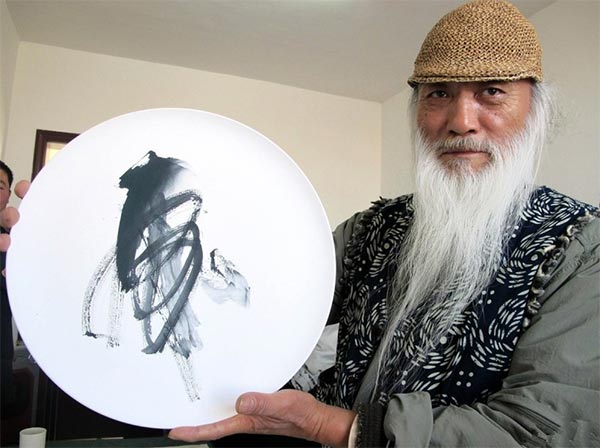 Yu Chenghui with one of his painting.  While a martial artists he was also an accomplished poet and calligrapher.  Source: chinadaily.com.cn
