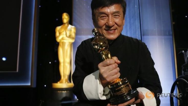 jackie-chan-poses-with-his-honorary-award-at-the-8th